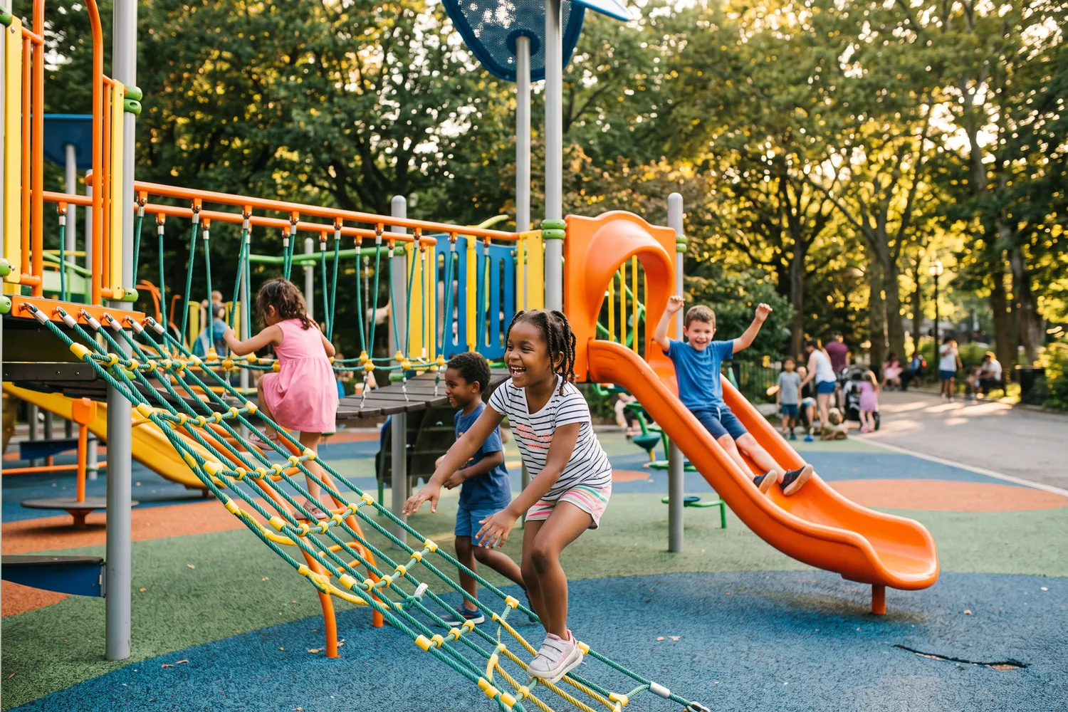 Playground colorido em praca publica, imagem ilustrativa