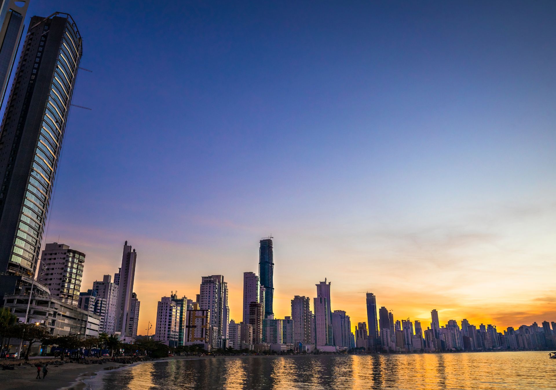 Skyline e praia de Balneário Camboriú