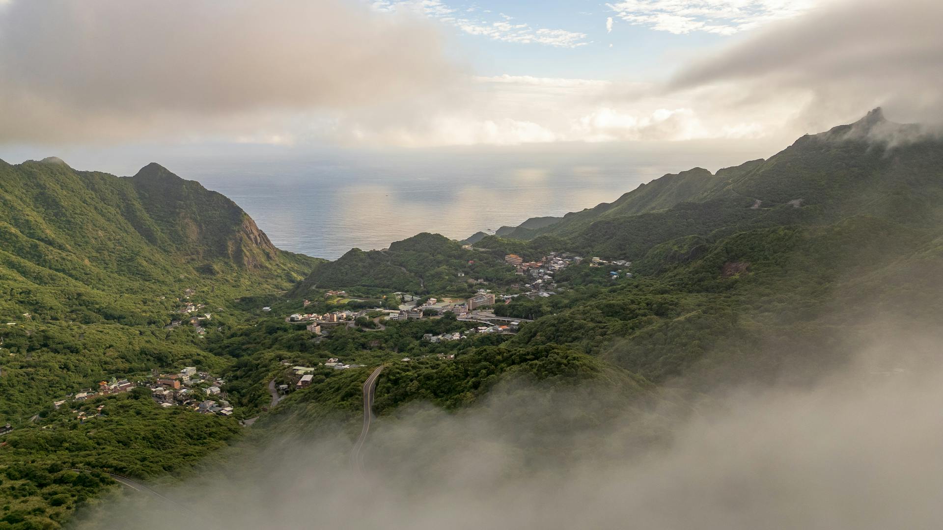 Montanhas verdes com vista para o oceano
