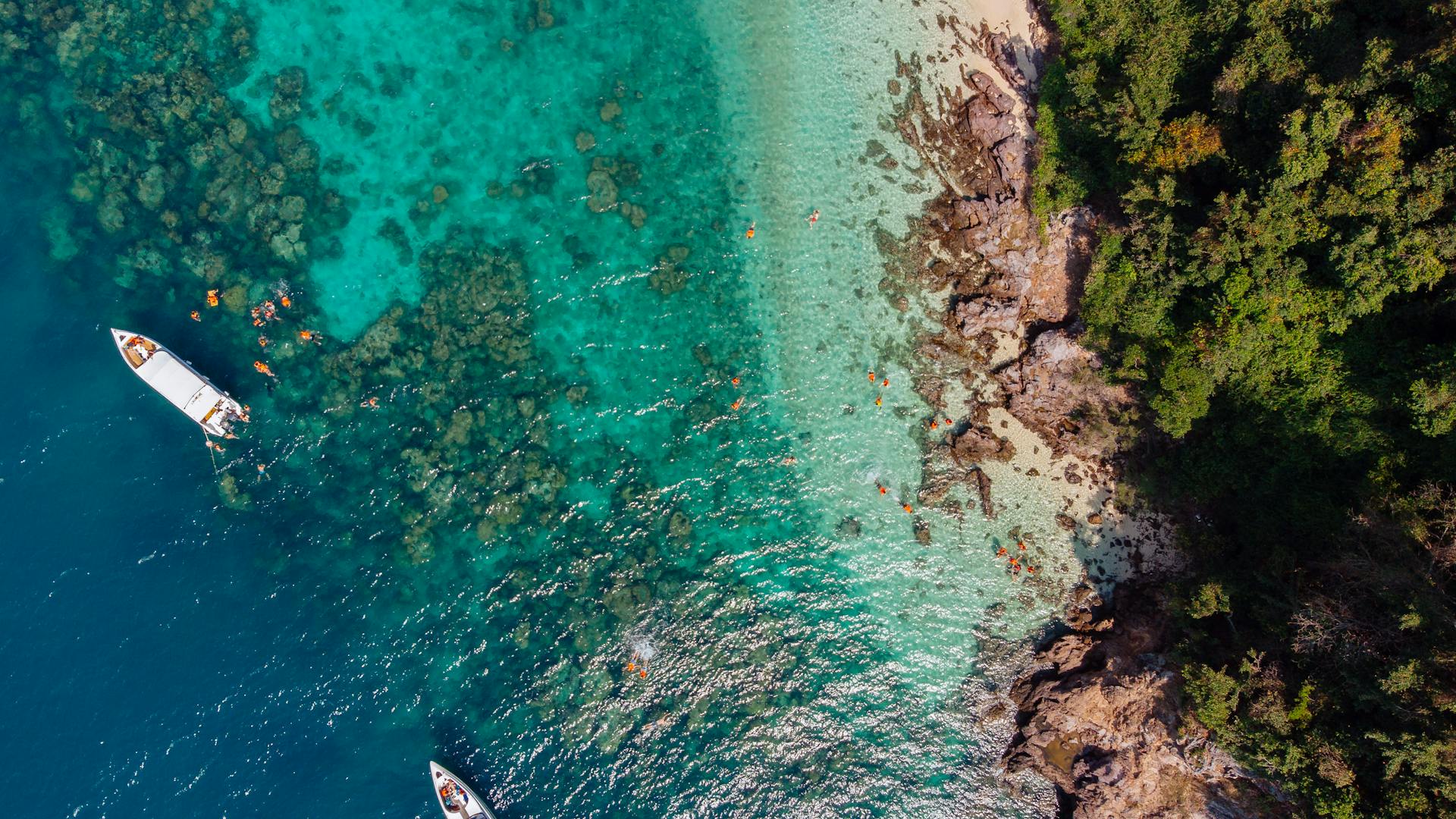 Água cristalina e natureza exuberante